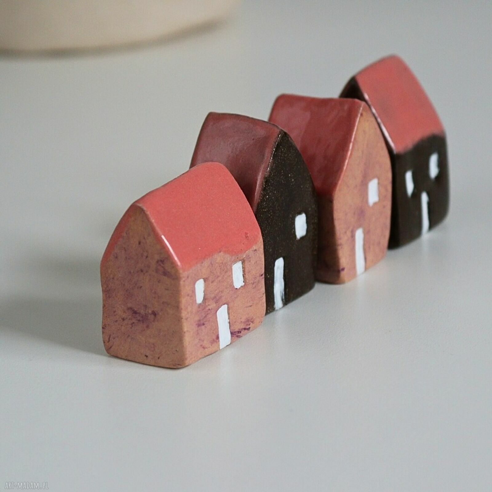 Ręcznie wykonane ceramiczne domki dekoracyjne