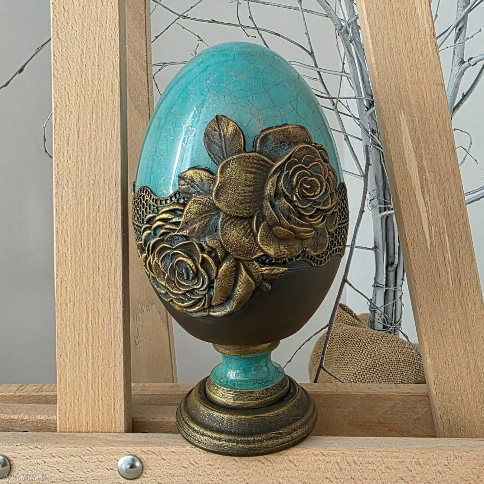 Turkusowe jajo z kameliami - elegancka ozdoba wielkanocna 15 cm