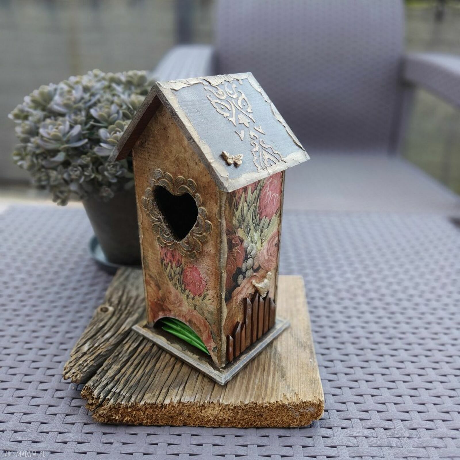 Dekoracyjny domek na herbatę Vintage Garden - drewniany pojemnik na saszetki z serduszkiem