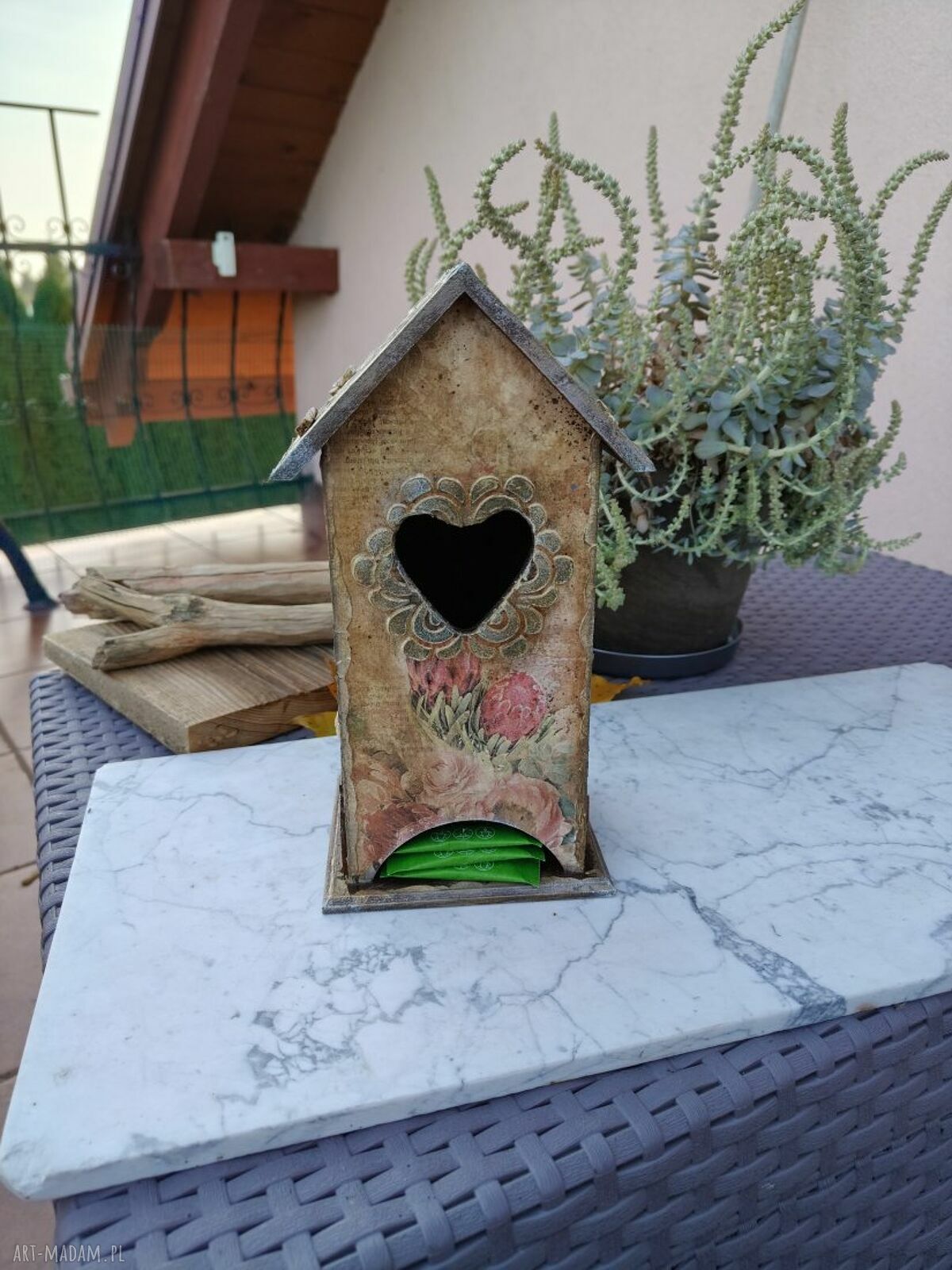 Dekoracyjny domek na herbatę Vintage Garden - drewniany pojemnik na saszetki z serduszkiem