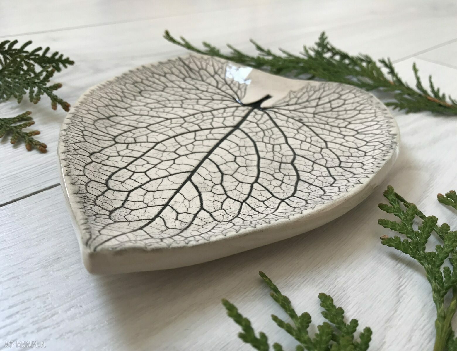 Dekoracyjny ceramiczny liść - unikatowy talerzyk z odbiciem prawdziwego liścia