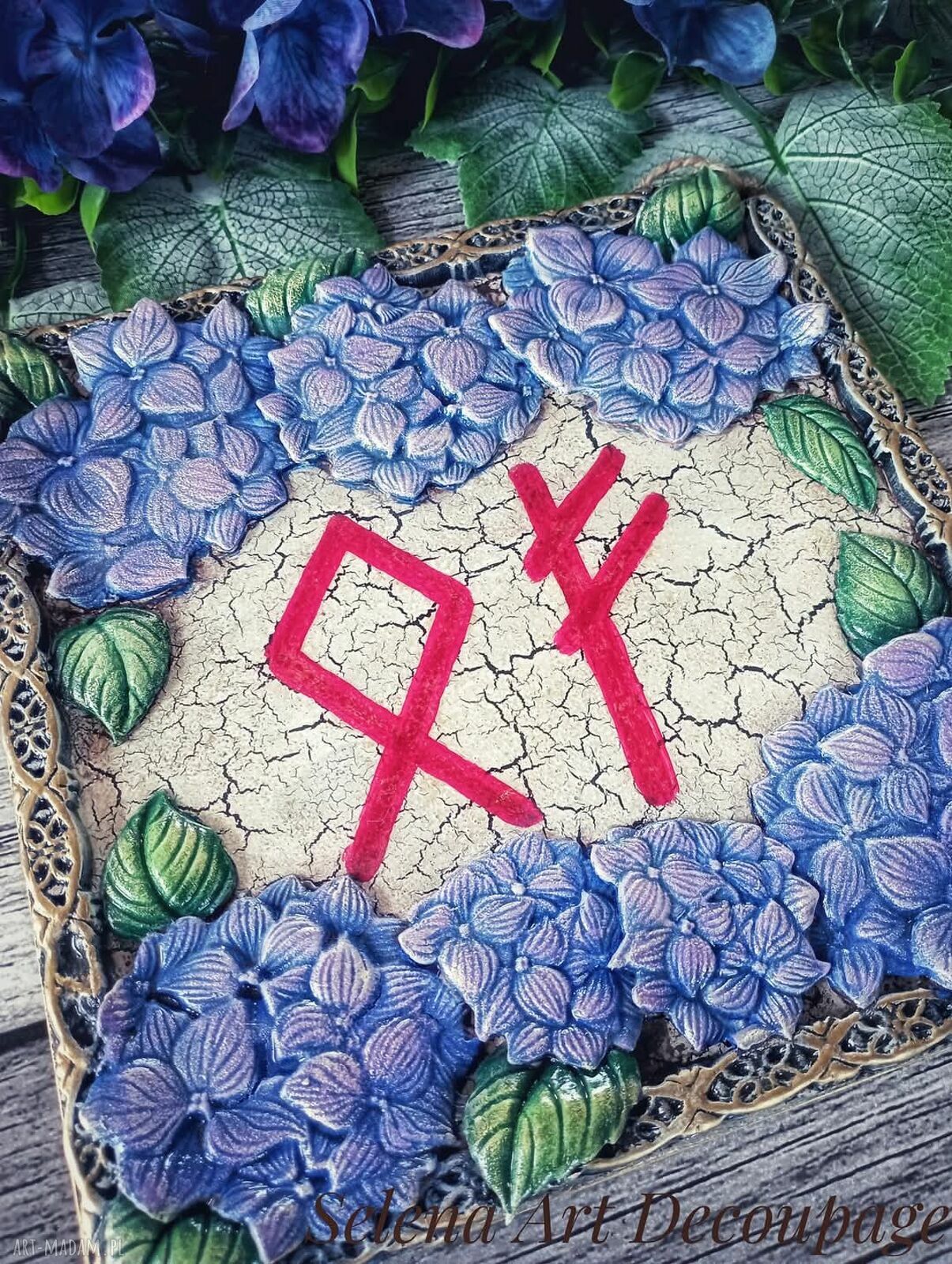 Dekoracyjny talizman z runami Fehu i Othala w stylu vintage - decoupage 20x20 cm