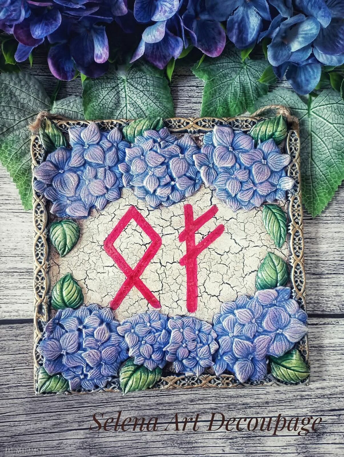 Dekoracyjny talizman z runami Fehu i Othala w stylu vintage - decoupage 20x20 cm