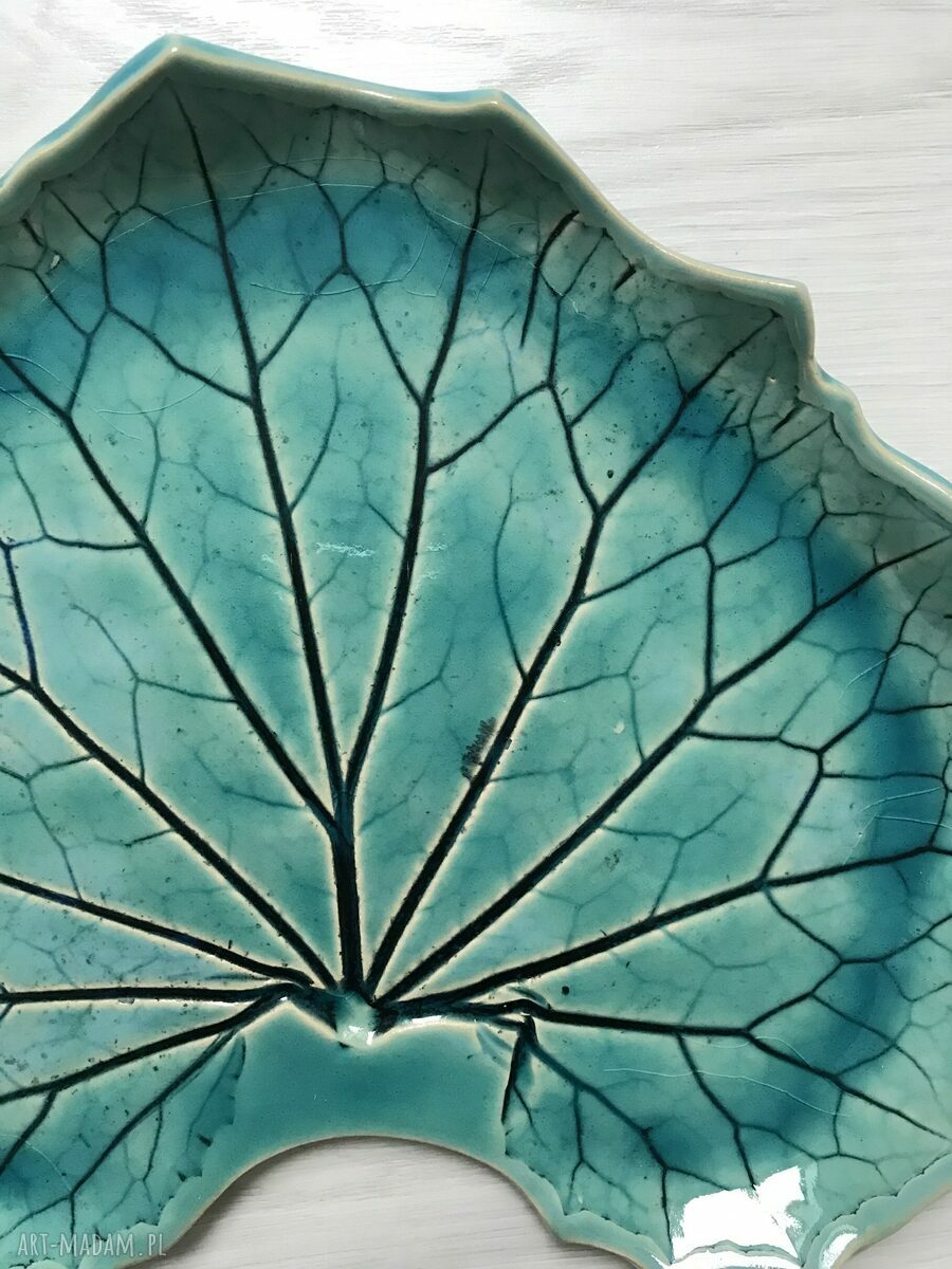 Dekoracyjny talerz ceramiczny z wzorem łopianu - organiczna patera