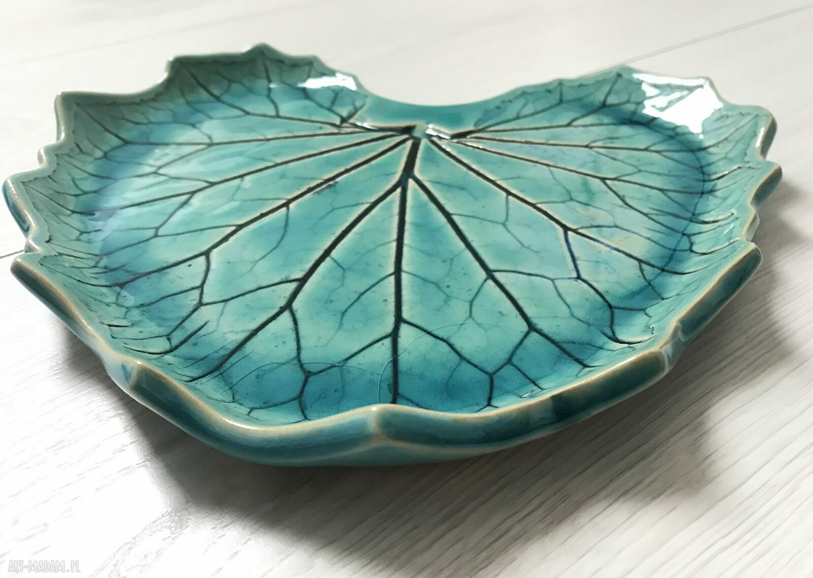 Dekoracyjny talerz ceramiczny z wzorem łopianu - organiczna patera