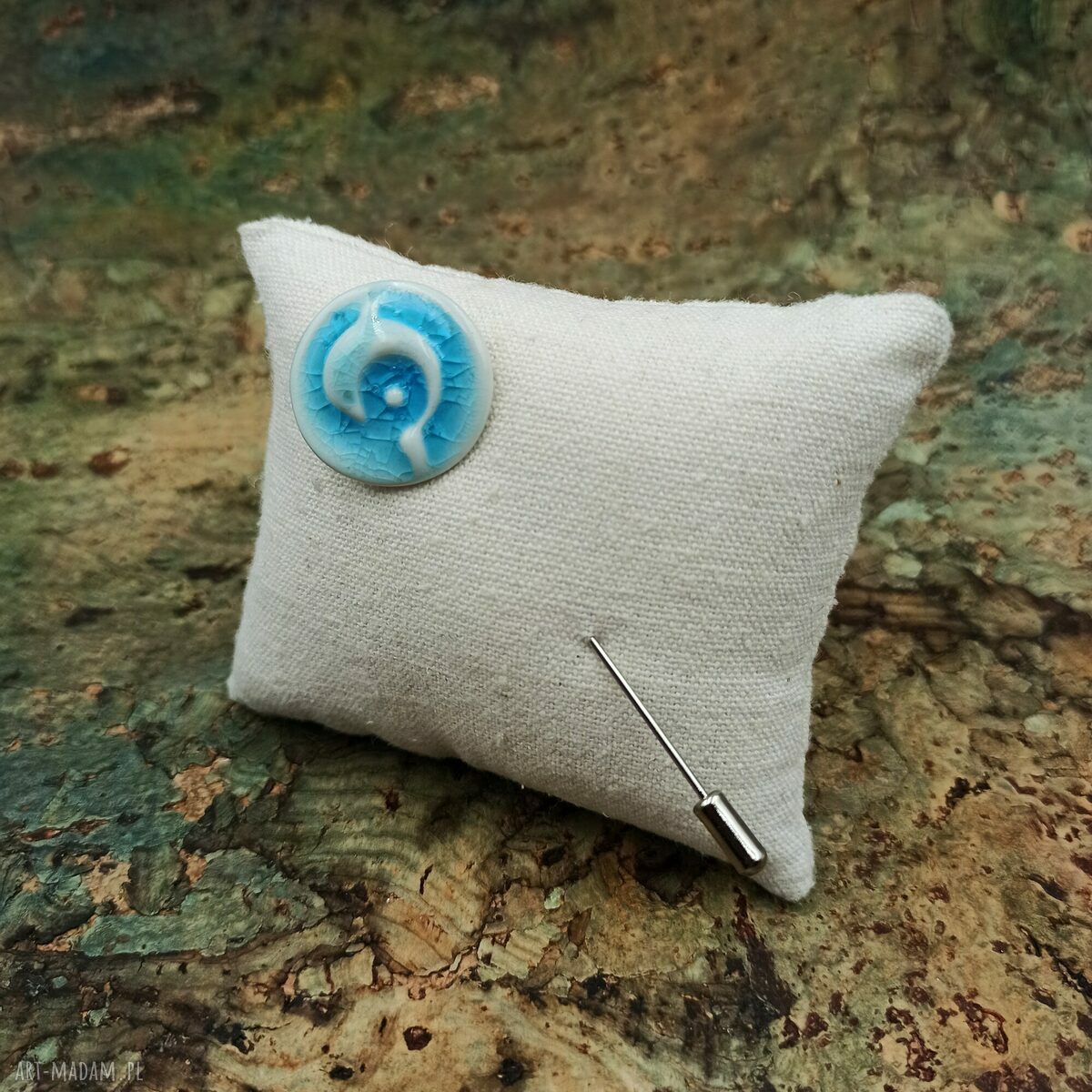Delfinek szpilka - porcelanowa broszka handmade z efektem spękań
