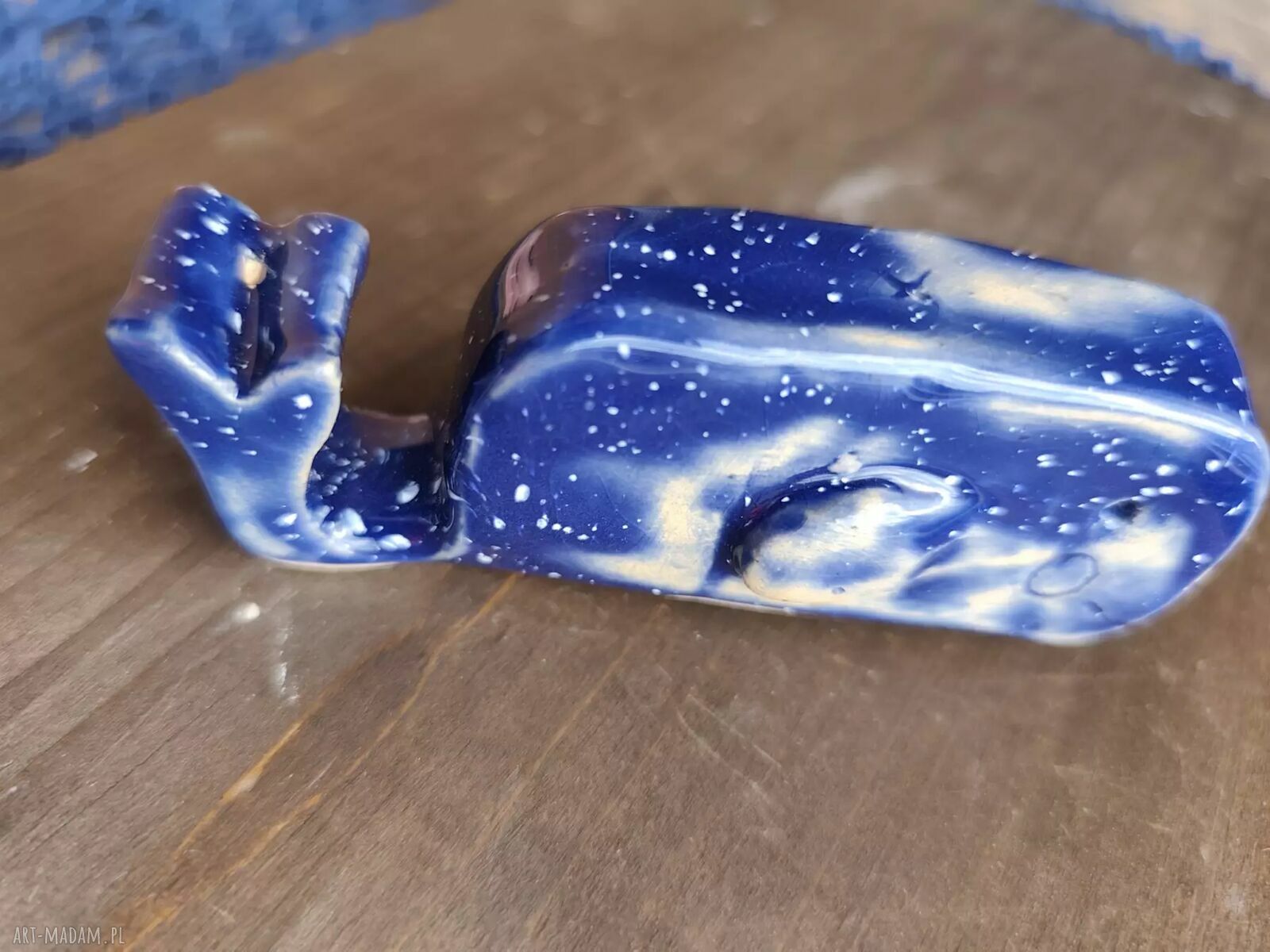 Ceramiczny delfinek - morska dekoracja z rękodzieła