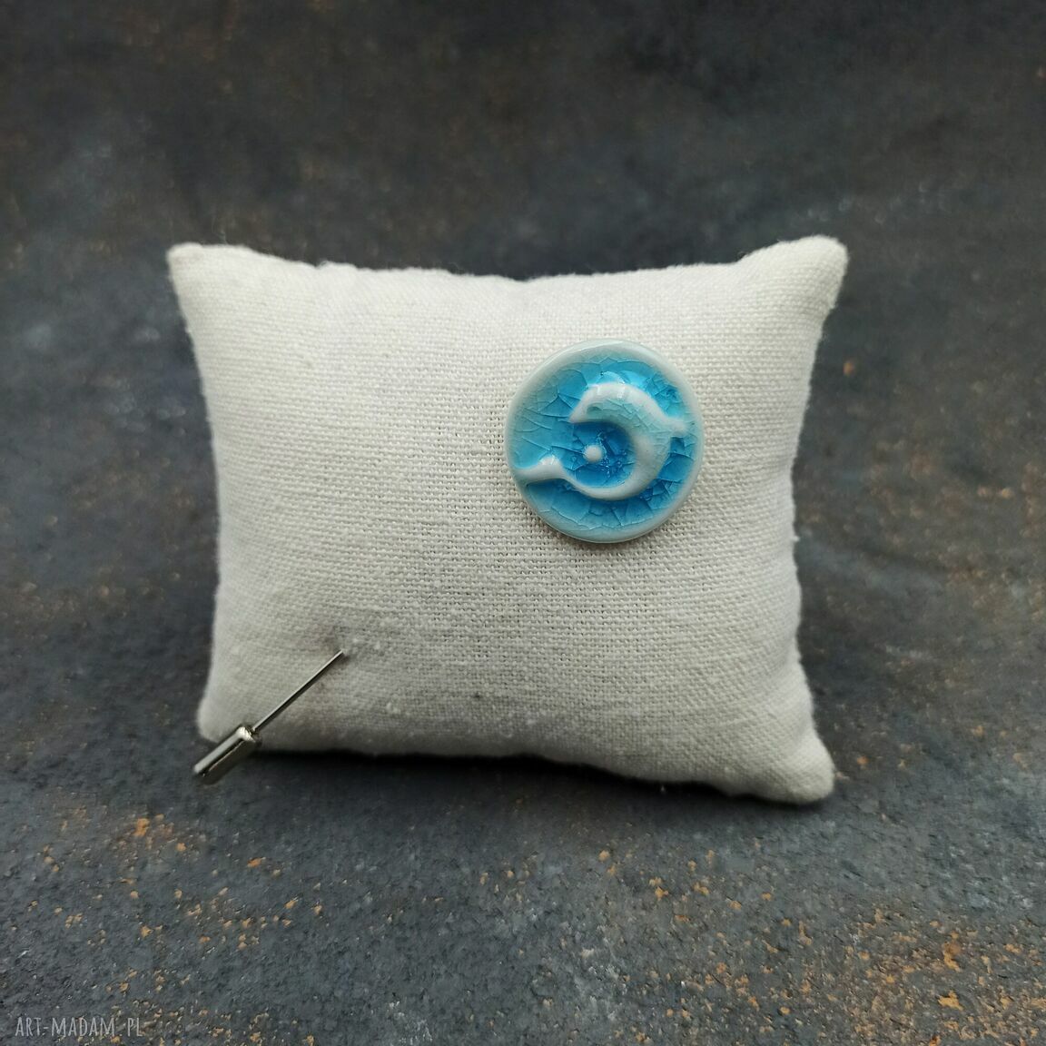 Delfinek szpilka - porcelanowa broszka handmade z efektem spękań