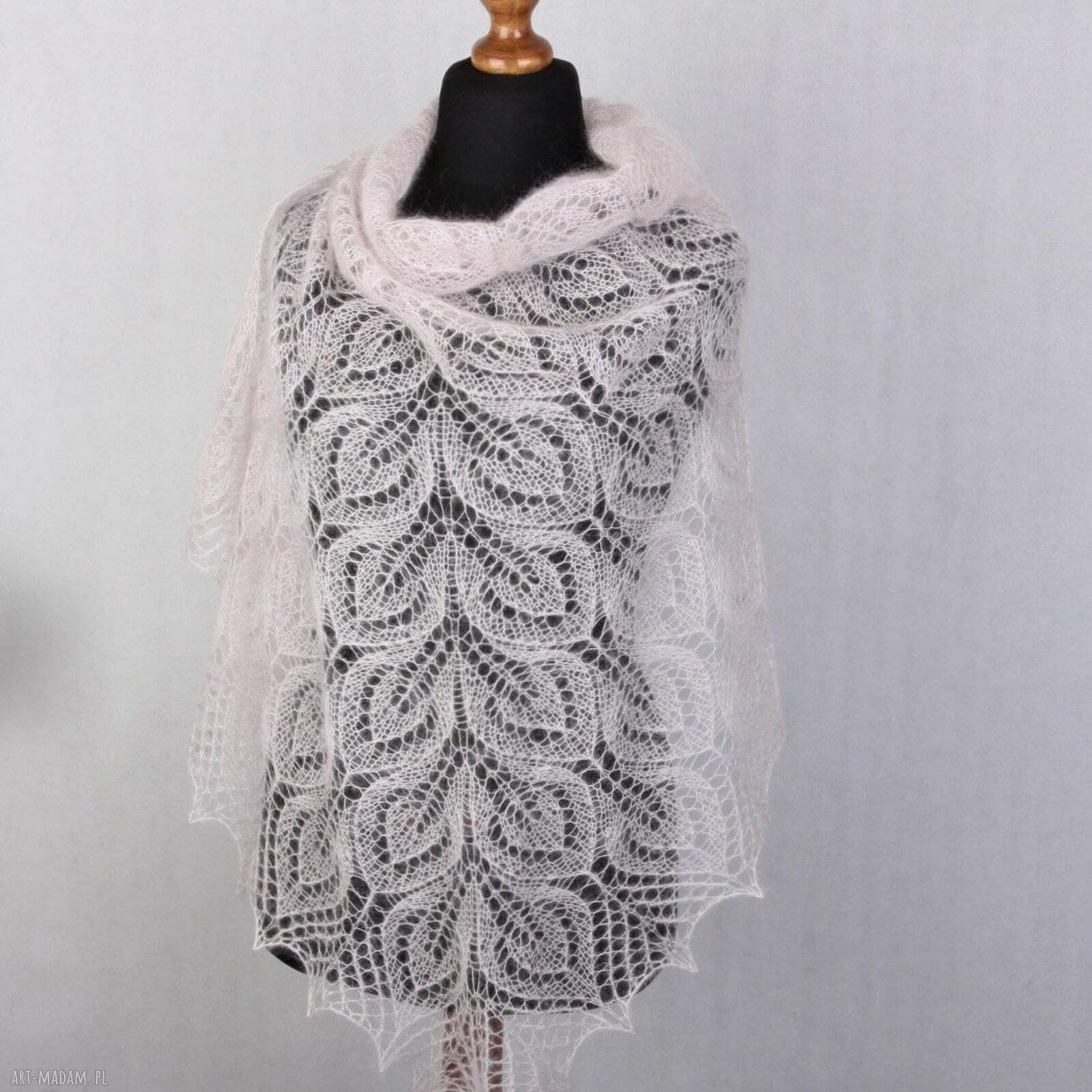 Delikatna chusta w ażurowe liście bladoróżowa - jedwab z moherkiem, handmade