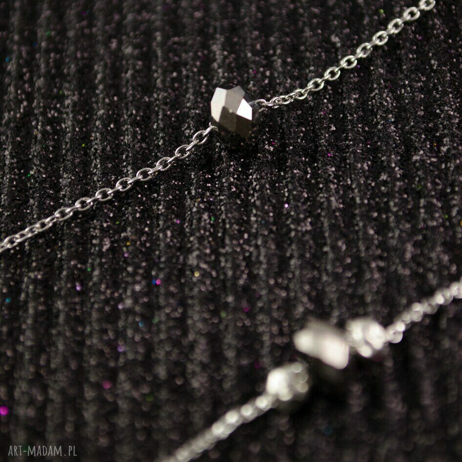 bransoletki: Delikatna bransoletka typu celebrytka z lśniącym kryształkiem. Kolekcja