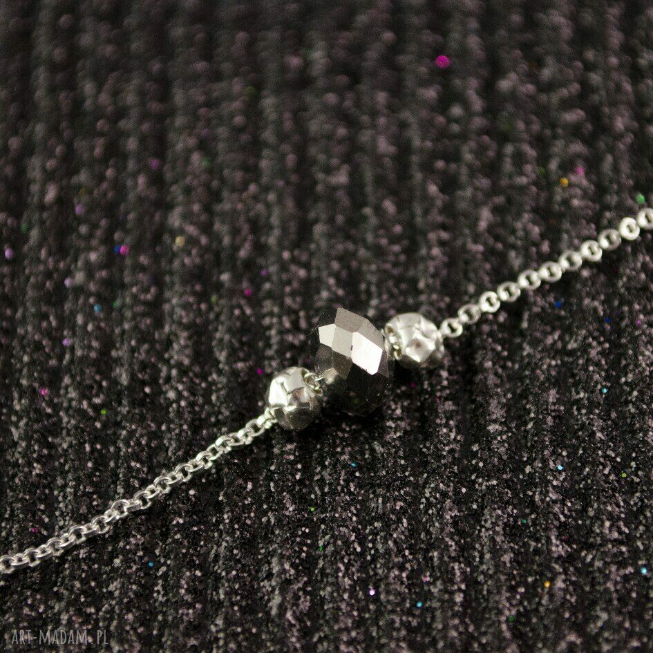 bransoletki: Delikatna bransoletka typu celebrytka z lśniącym kryształkiem. Kolekcja