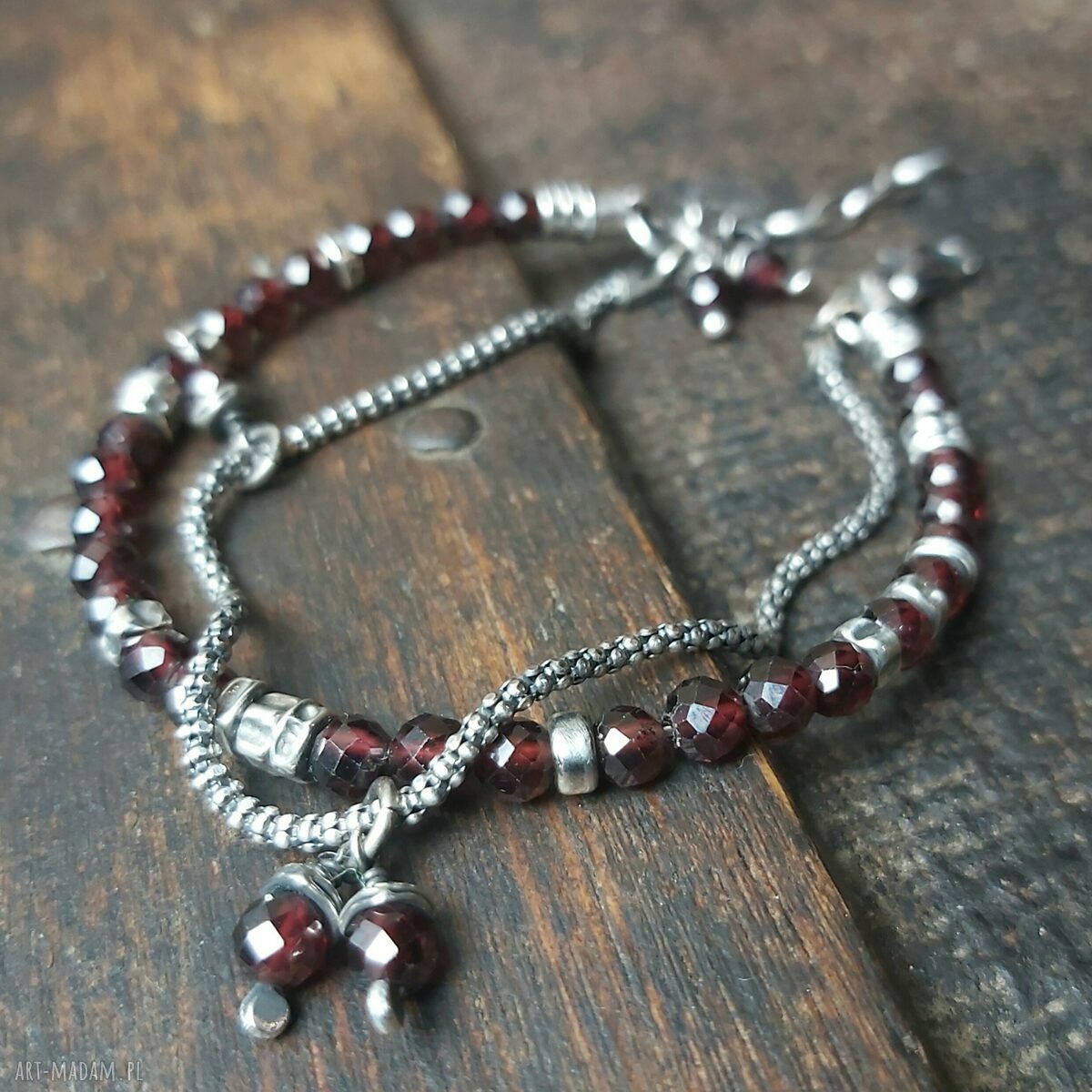 bransoletki: Delikatna srebrna bransoletka z granatami. ręcznie wykonane