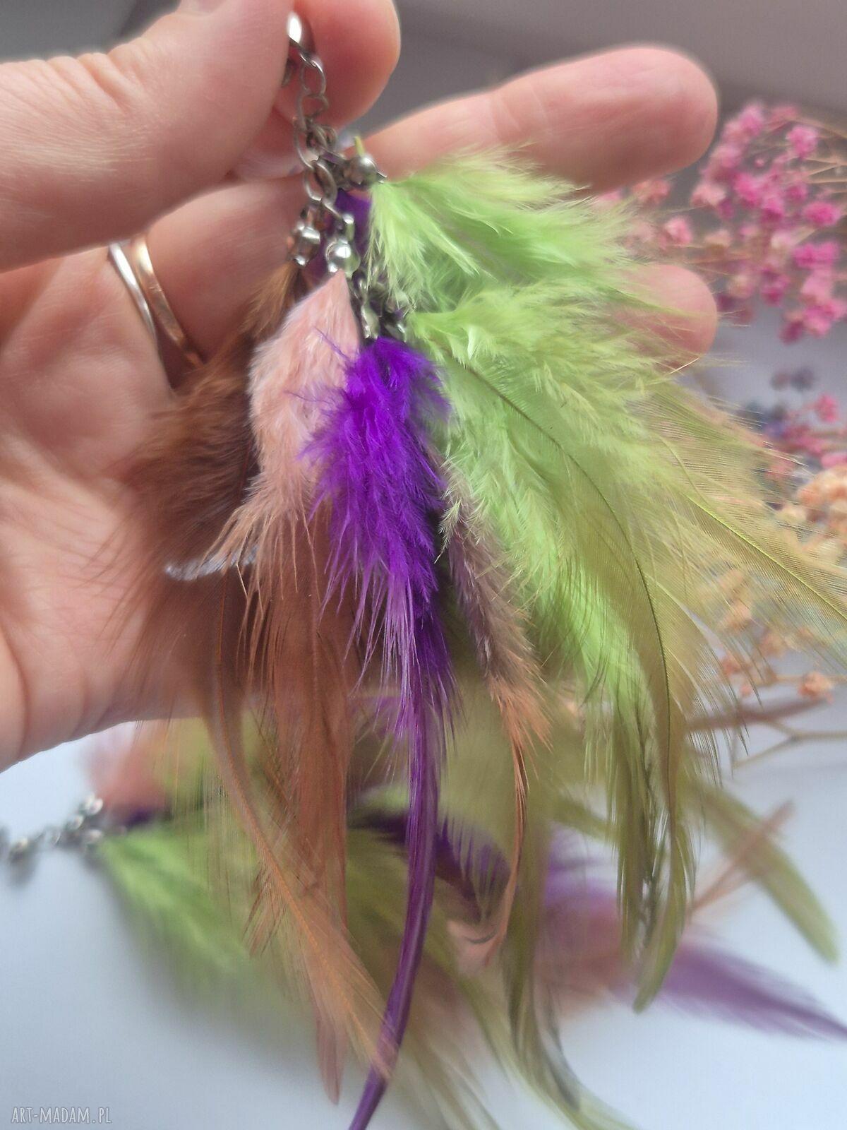 Kolczyki pióra w odcieniach różu i fioletu - lekkie rękodzieło boho