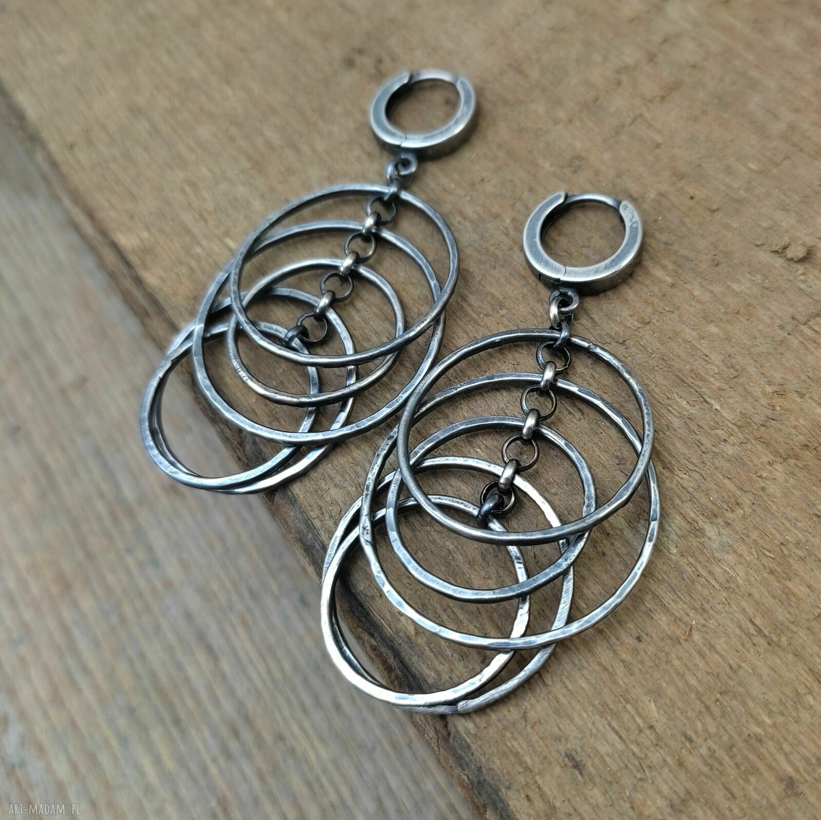 Delikatne kolczyki koła z oksydowanego srebra