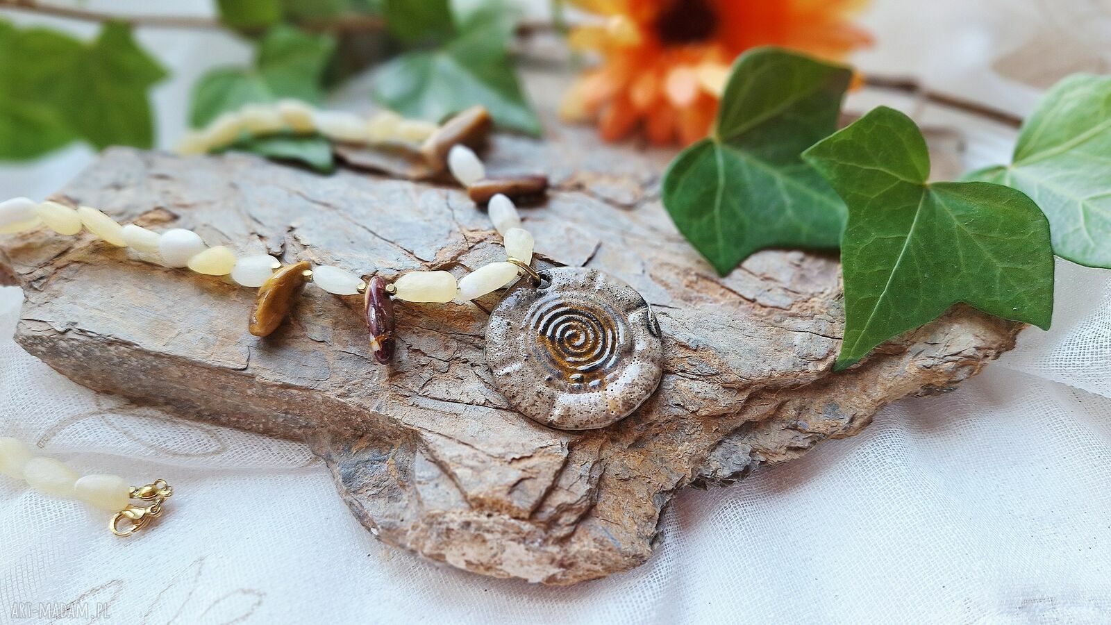 Delikatny naszyjnik ceramiczny ze spiralą i kalcytem miodowym