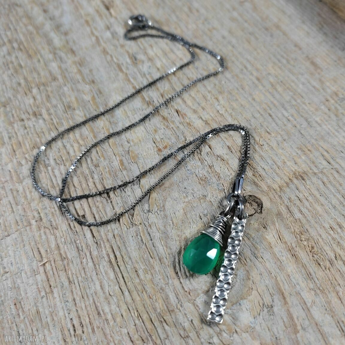 Delikatny naszyjnik z onyksem - srebro 925 z fasetowaną kroplą 14 mm