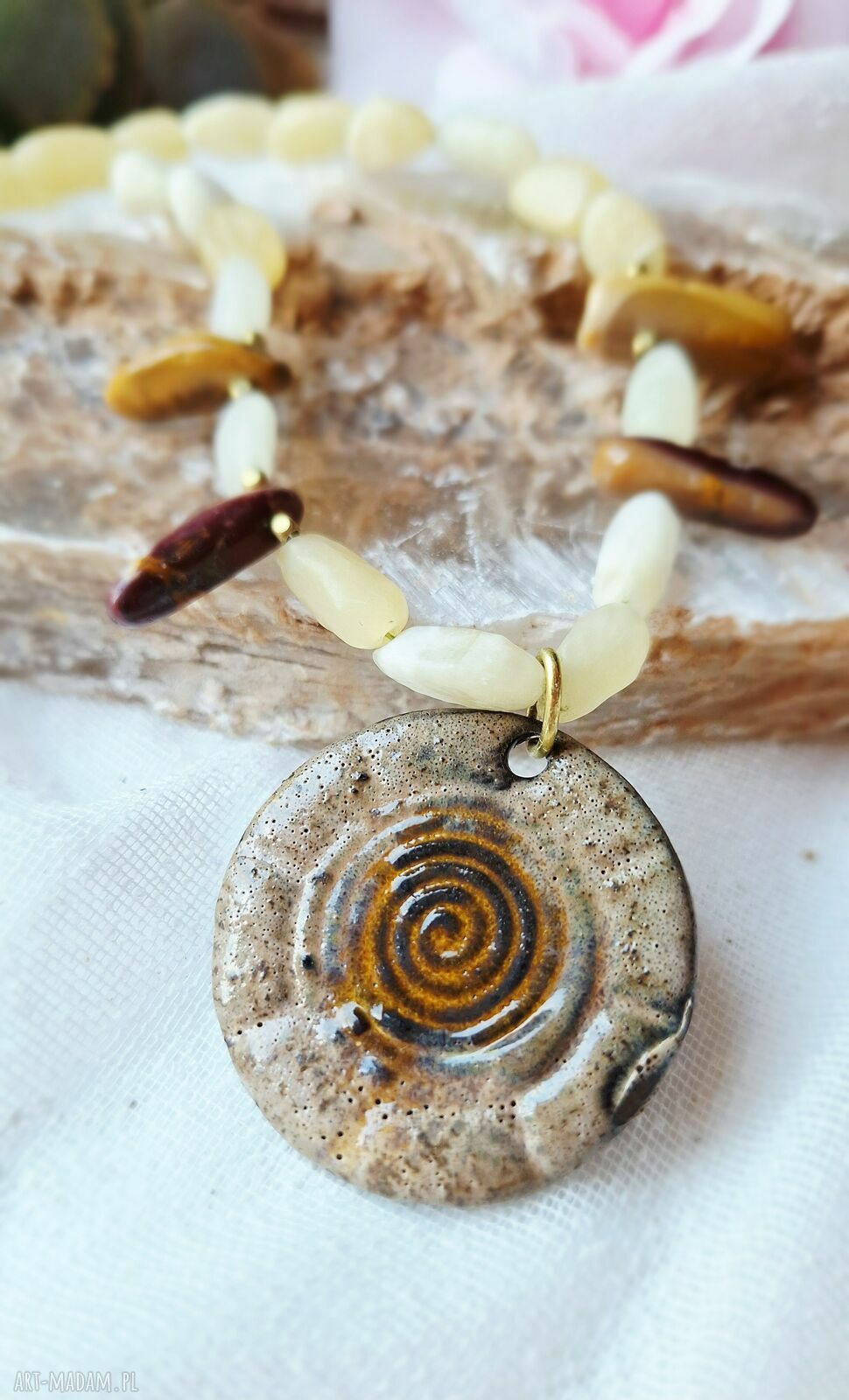 Delikatny naszyjnik ceramiczny ze spiralą i kalcytem miodowym