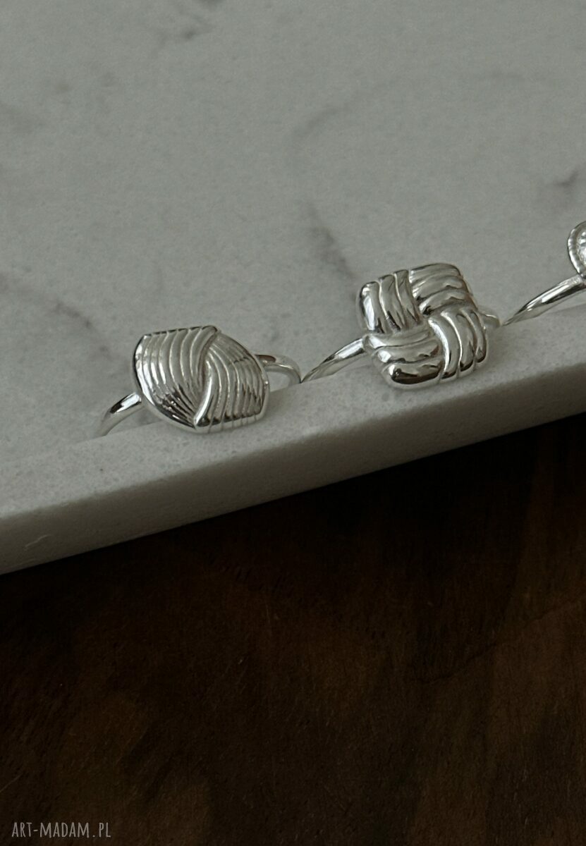 pierścionki: Srebrny pierścionek z plecioną retro ozdobą Handmade