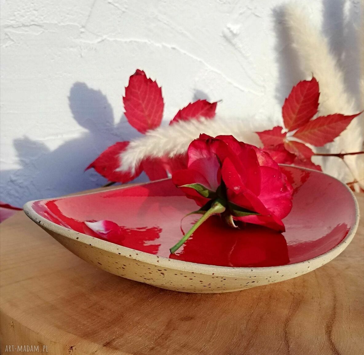 Czerwona designerska podstawka ceramiczna na kadzidło, świece i palo santo