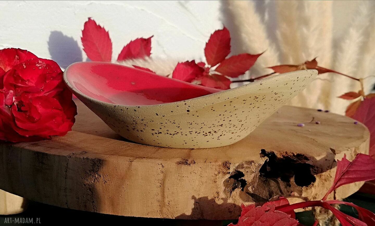 Czerwona designerska podstawka ceramiczna na kadzidło, świece i palo santo