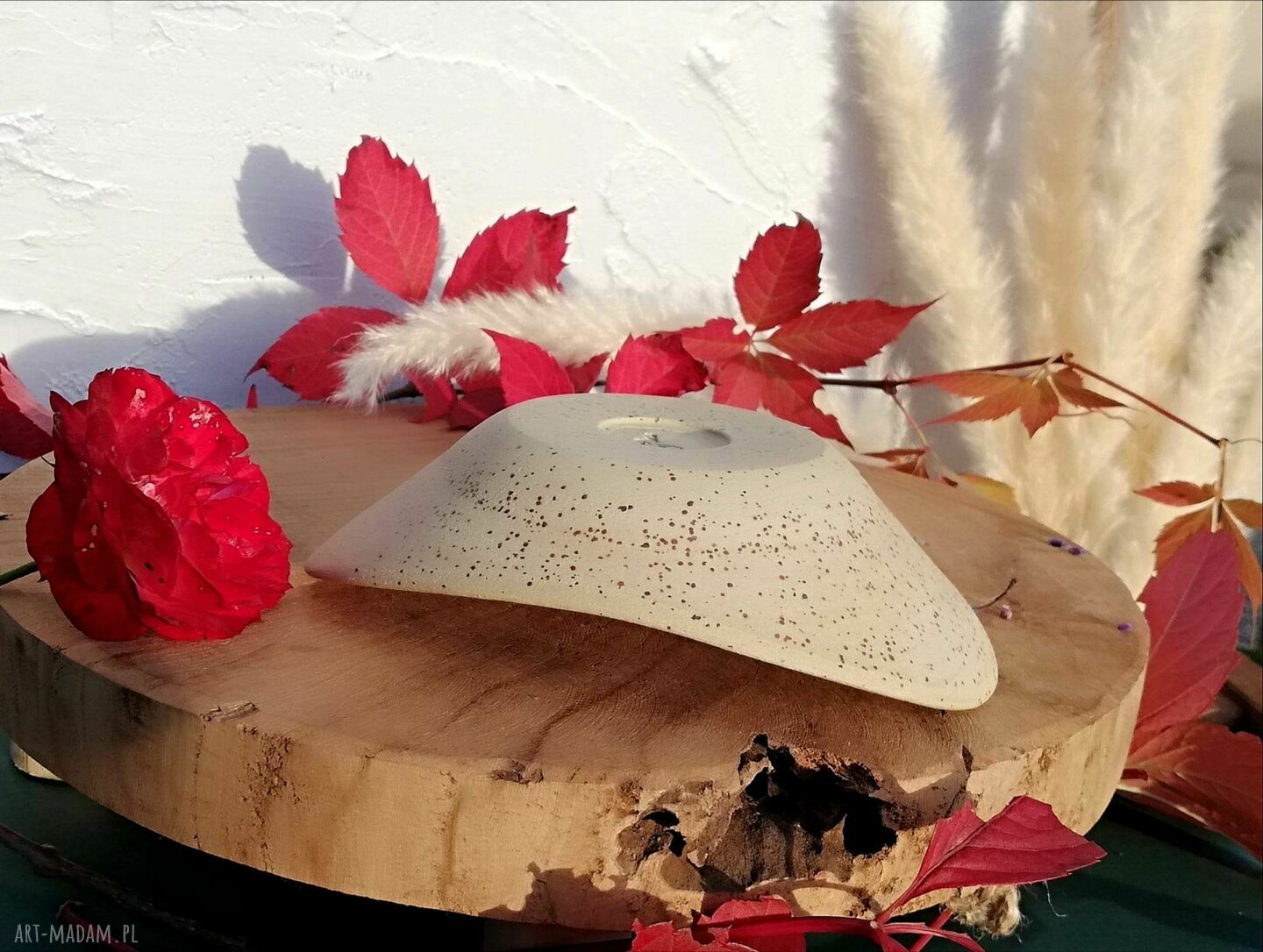 Czerwona designerska podstawka ceramiczna na kadzidło, świece i palo santo