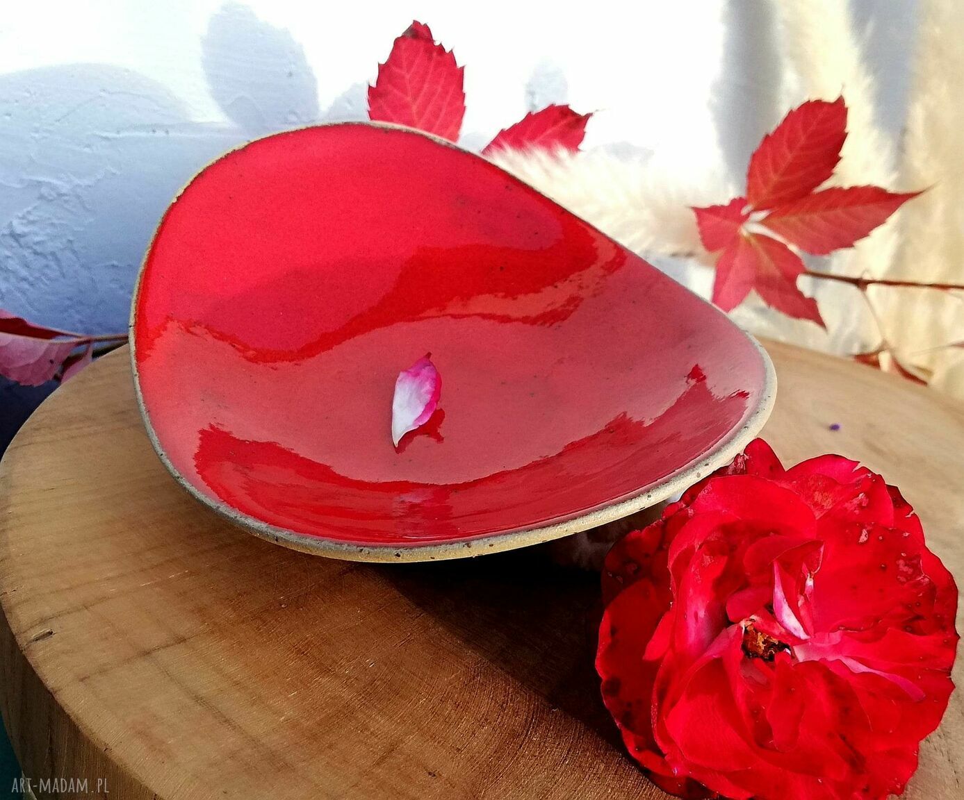 Czerwona designerska podstawka ceramiczna na kadzidło, świece i palo santo