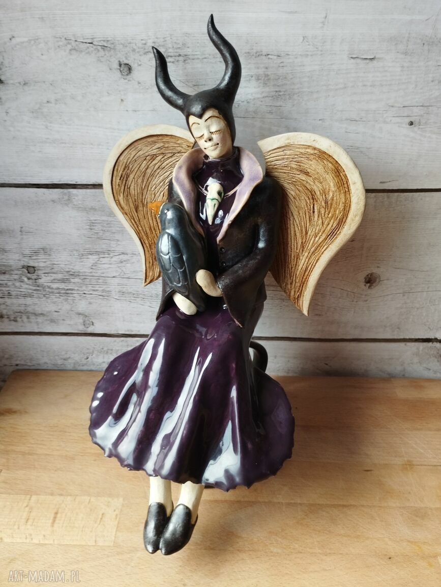 Diabolina z krukiem - ręcznie robiona figurka ceramiczna (ok. 26 cm)