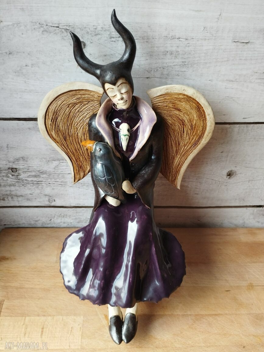Diabolina z krukiem - ręcznie robiona figurka ceramiczna (ok. 26 cm)