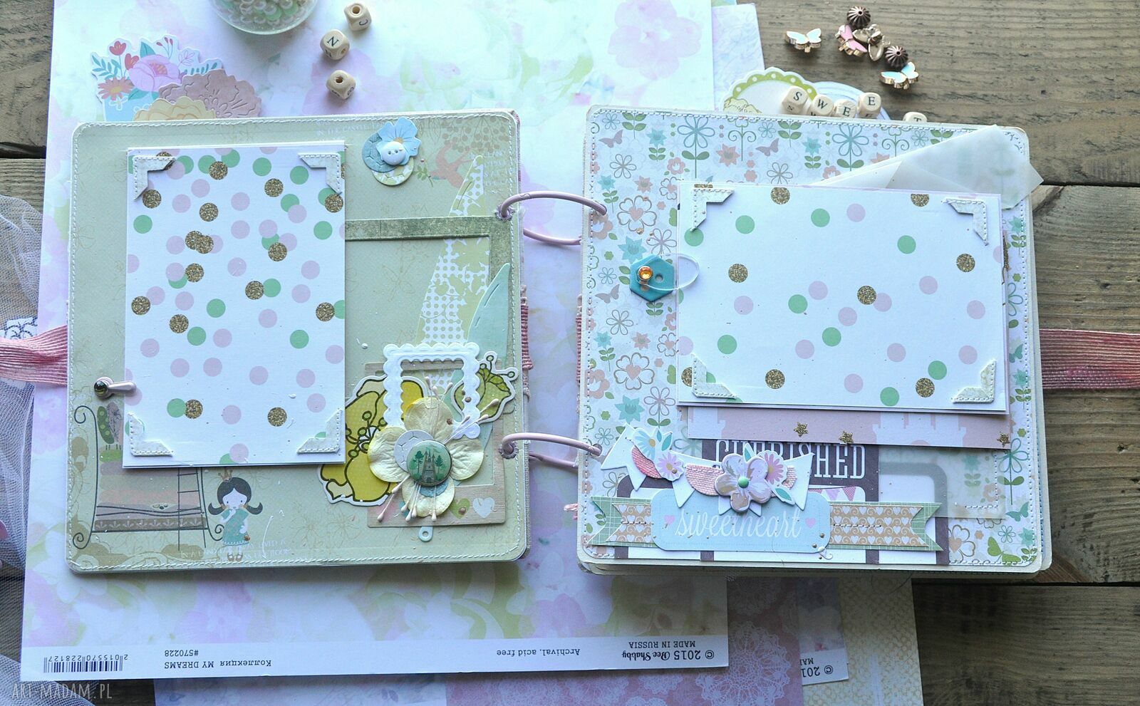 Album dla dziewczynki - ręcznie robione scrapbookingowe wspomnienia w różowo-turkusowym stylu