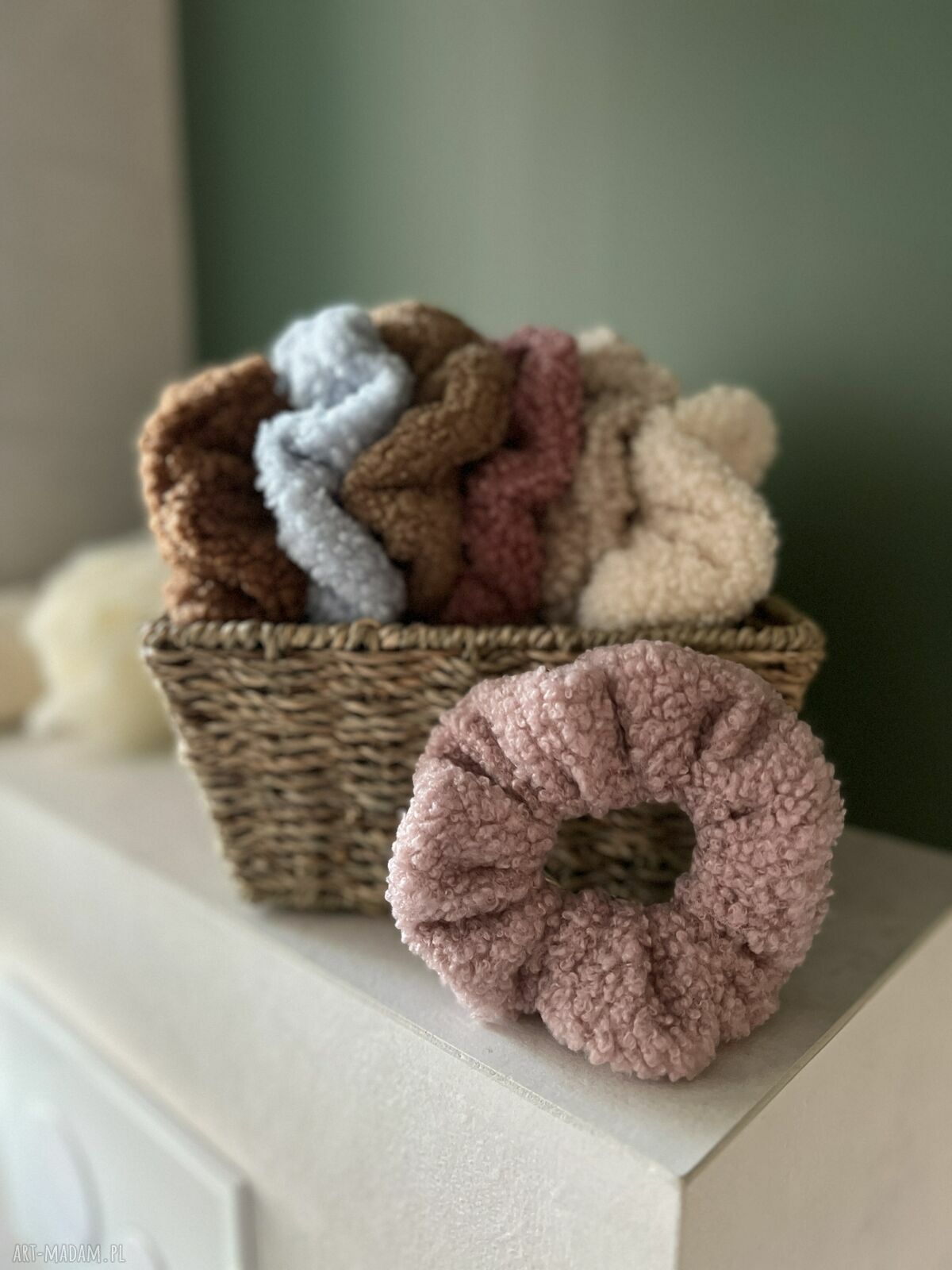 Miękka puszysta gumka do włosów scrunchie bladoróżowa - handmade