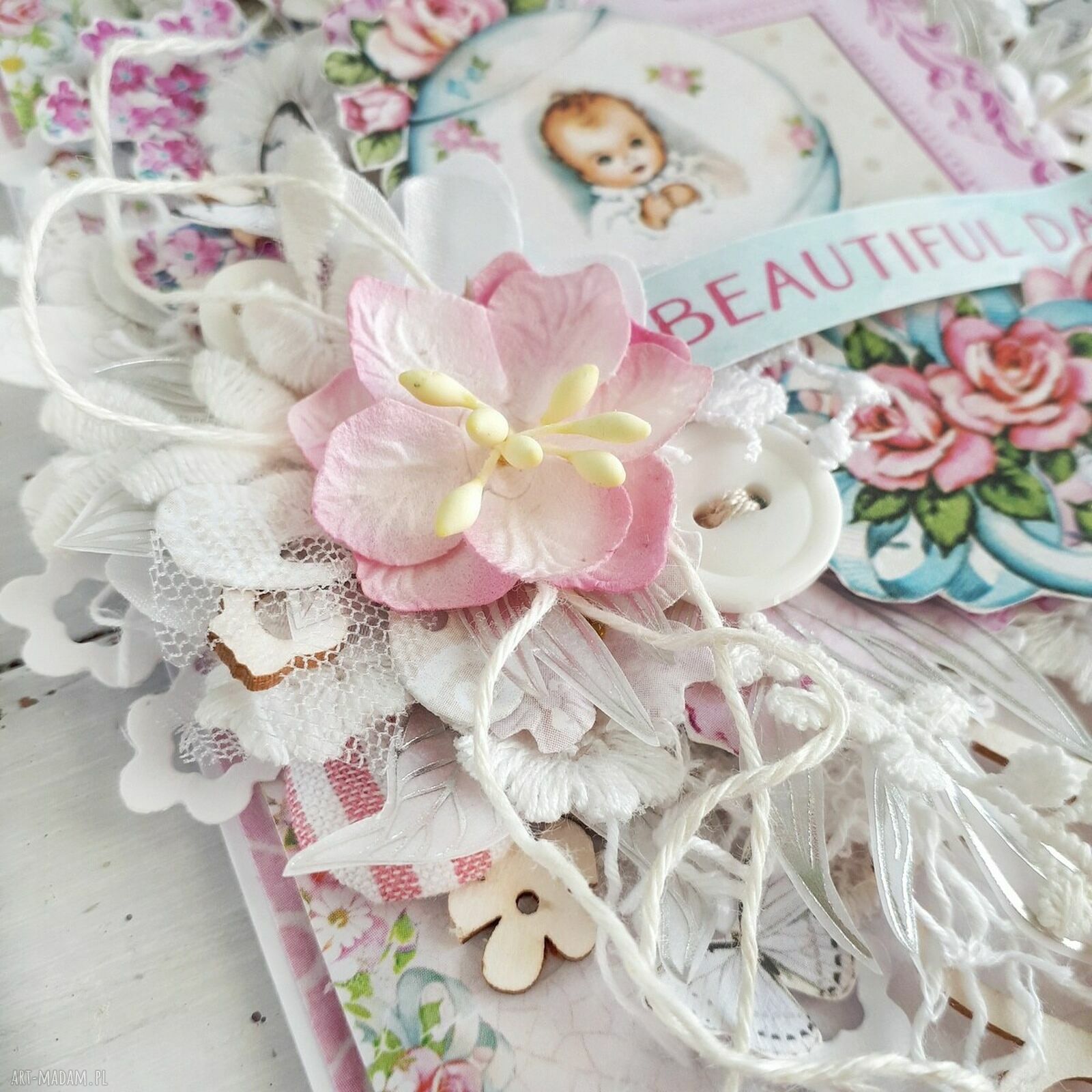 Kartka na chrzest dla dziewczynki - elegancka pamiątka z koronką i kwiatami
