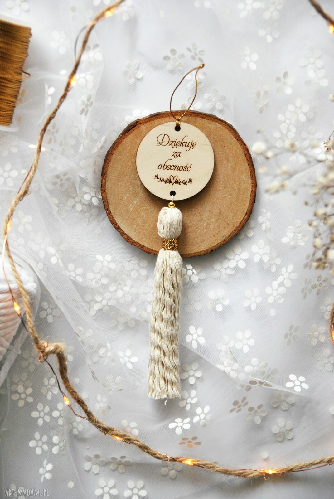 Podziękowanie dla gości na komunię i chrzest - zawieszka boho z chwostem, grawer na drewnie