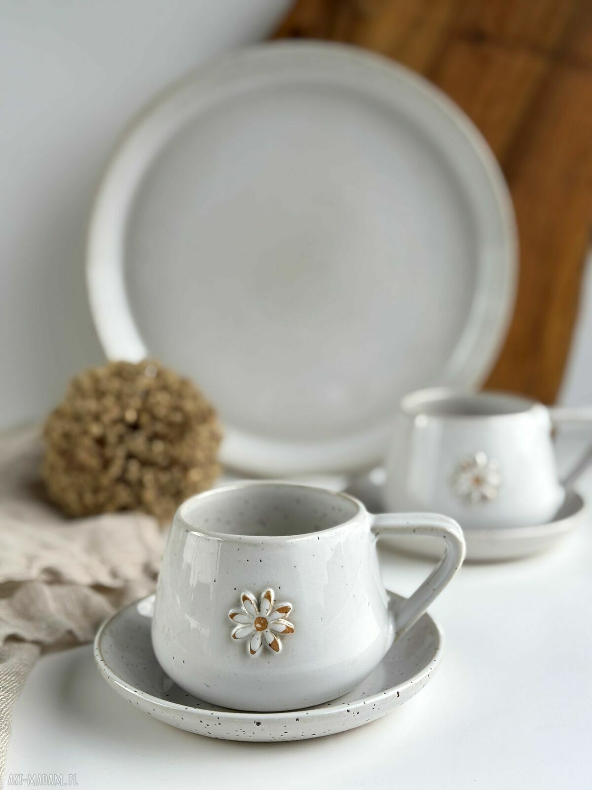 Zestaw dla dwojga Piegi ze stokrotką - białe filiżanki ceramiczne na paterze
