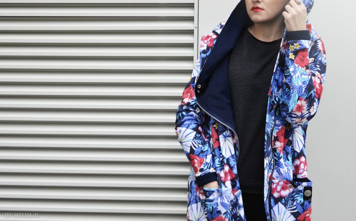 Długa bluza oversize z kapturem - tropikalny print