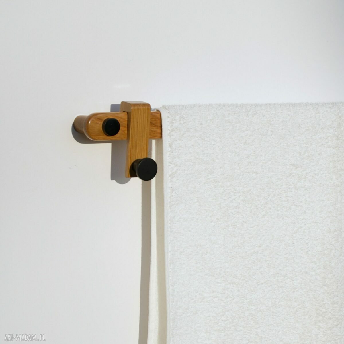 Długi wieszak dębowy do łazienki 70 cm - minimalistyczny z haczykami