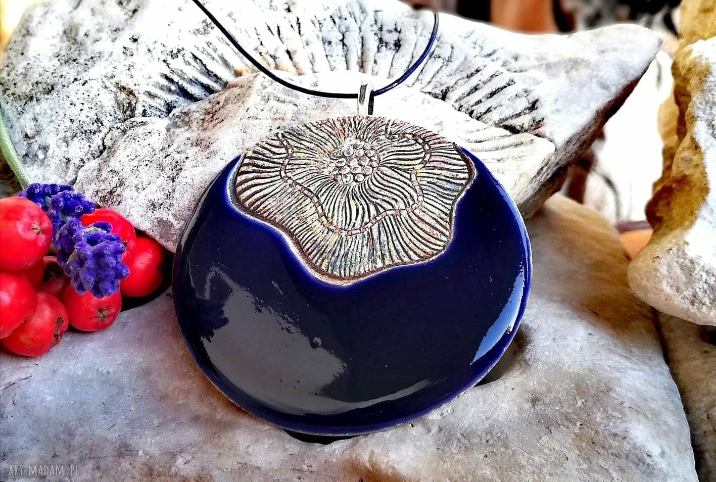 Długi naszyjnik z kobaltowym ceramicznym wisiorem - mandala na rzemieniu
