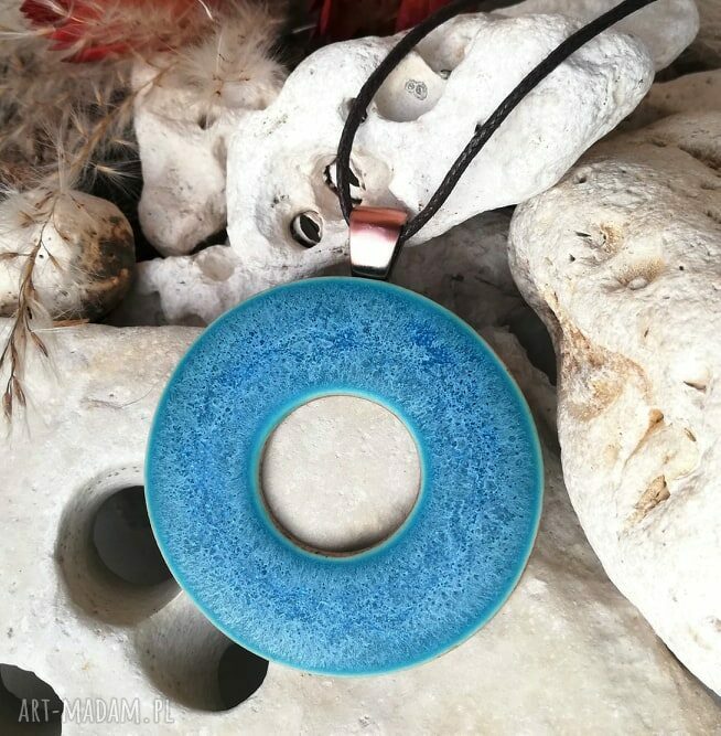 Długi naszyjnik z ceramicznym kołem - błękitny wisior GAIA