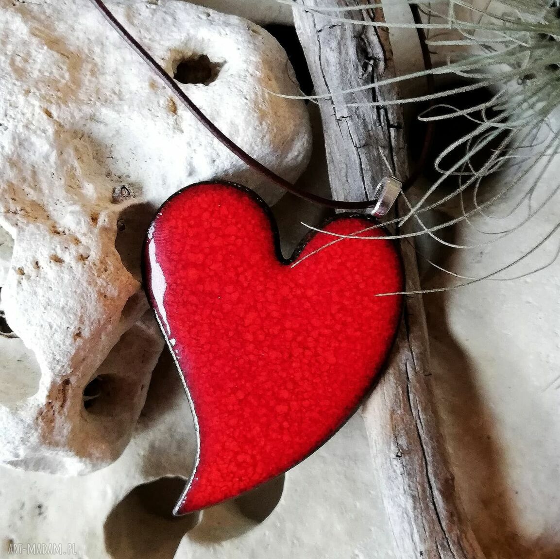 Długi naszyjnik z czerwonym asymetrycznym sercem - ceramika handmade na rzemieniu