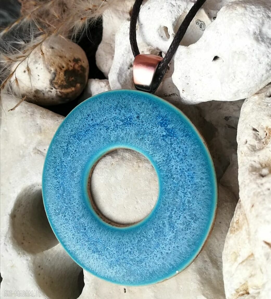Długi naszyjnik z ceramicznym kołem - błękitny wisior GAIA