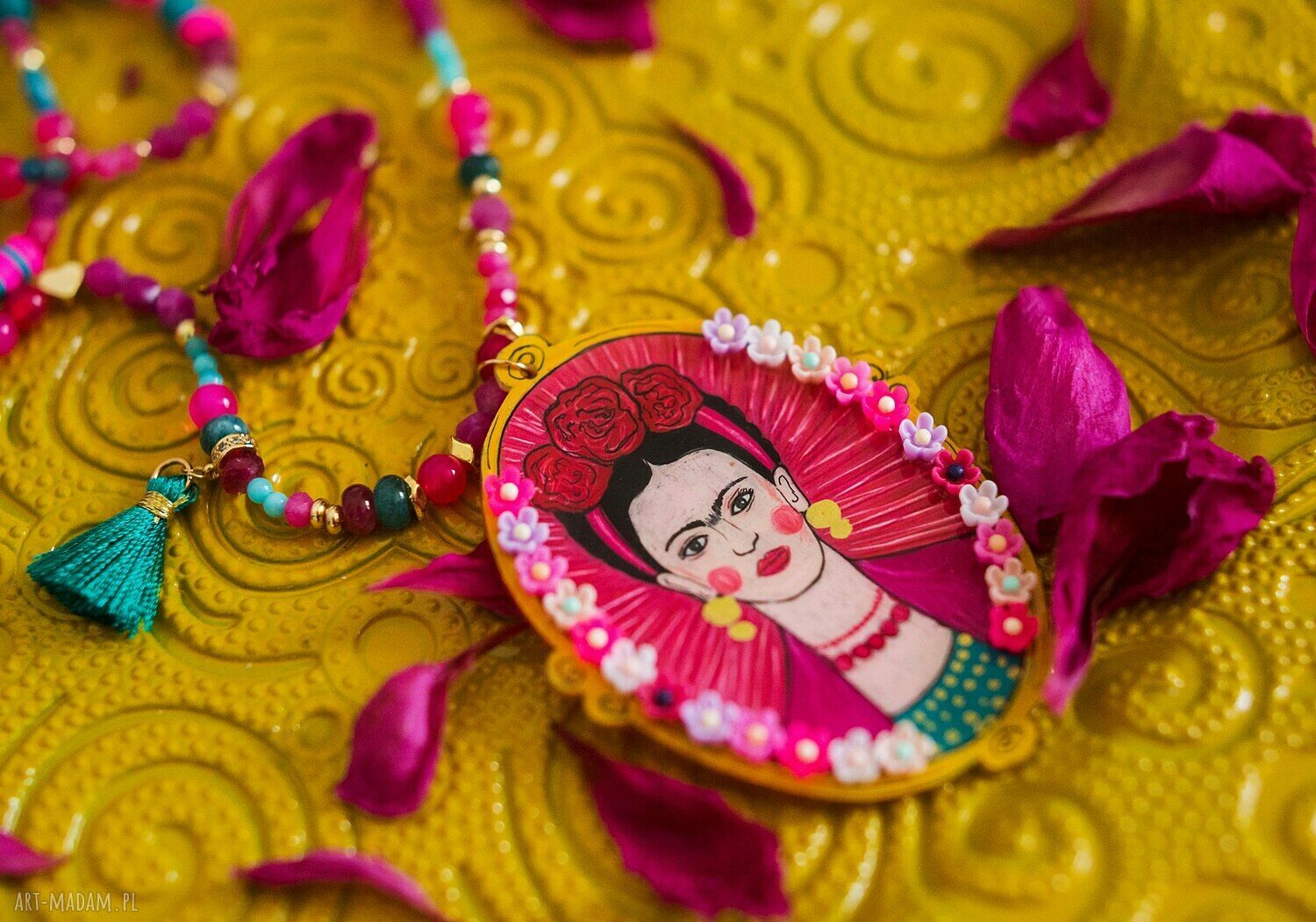 Długi naszyjnik z kamieni z dużym wisiorem Frida Khalo