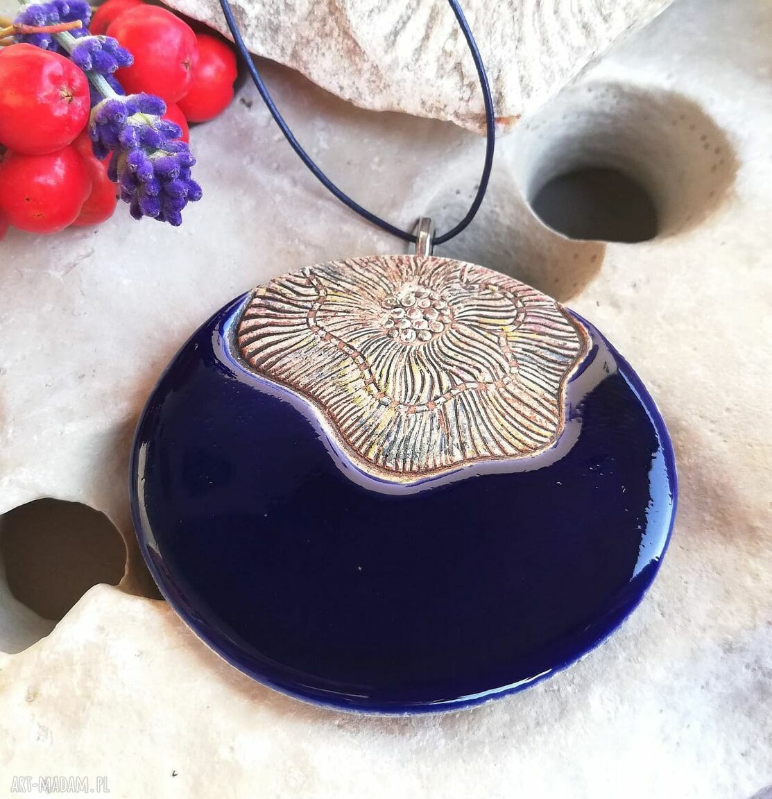 Długi naszyjnik z kobaltowym ceramicznym wisiorem - mandala na rzemieniu