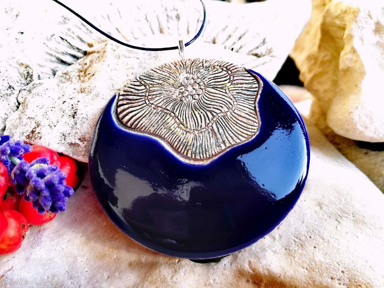 Długi naszyjnik z kobaltowym ceramicznym wisiorem - mandala na rzemieniu