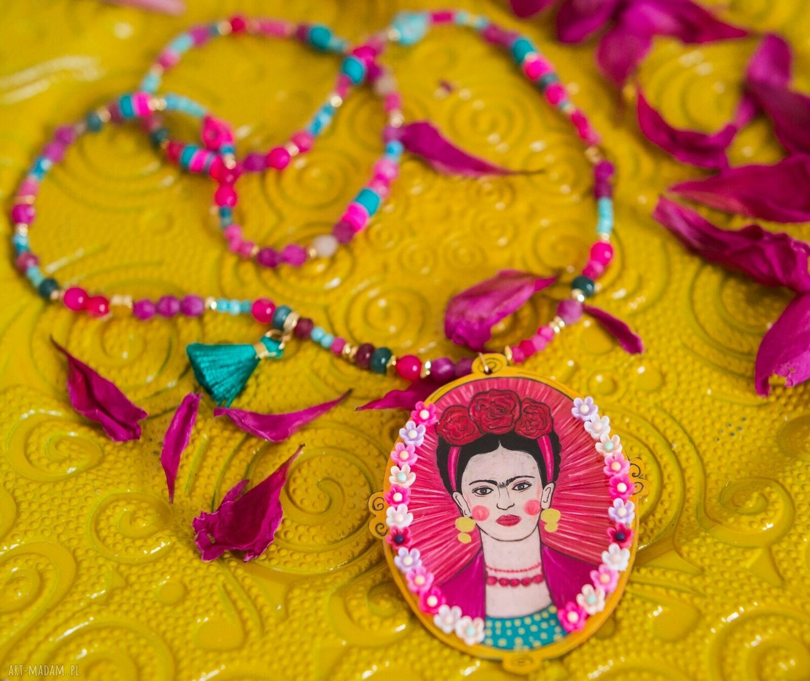 Długi naszyjnik z kamieni z dużym wisiorem Frida Khalo