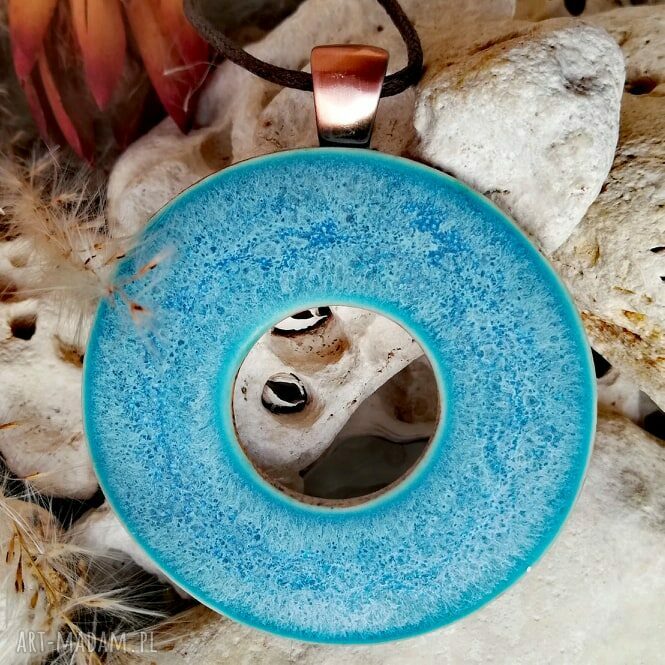 Długi naszyjnik z ceramicznym kołem - błękitny wisior GAIA