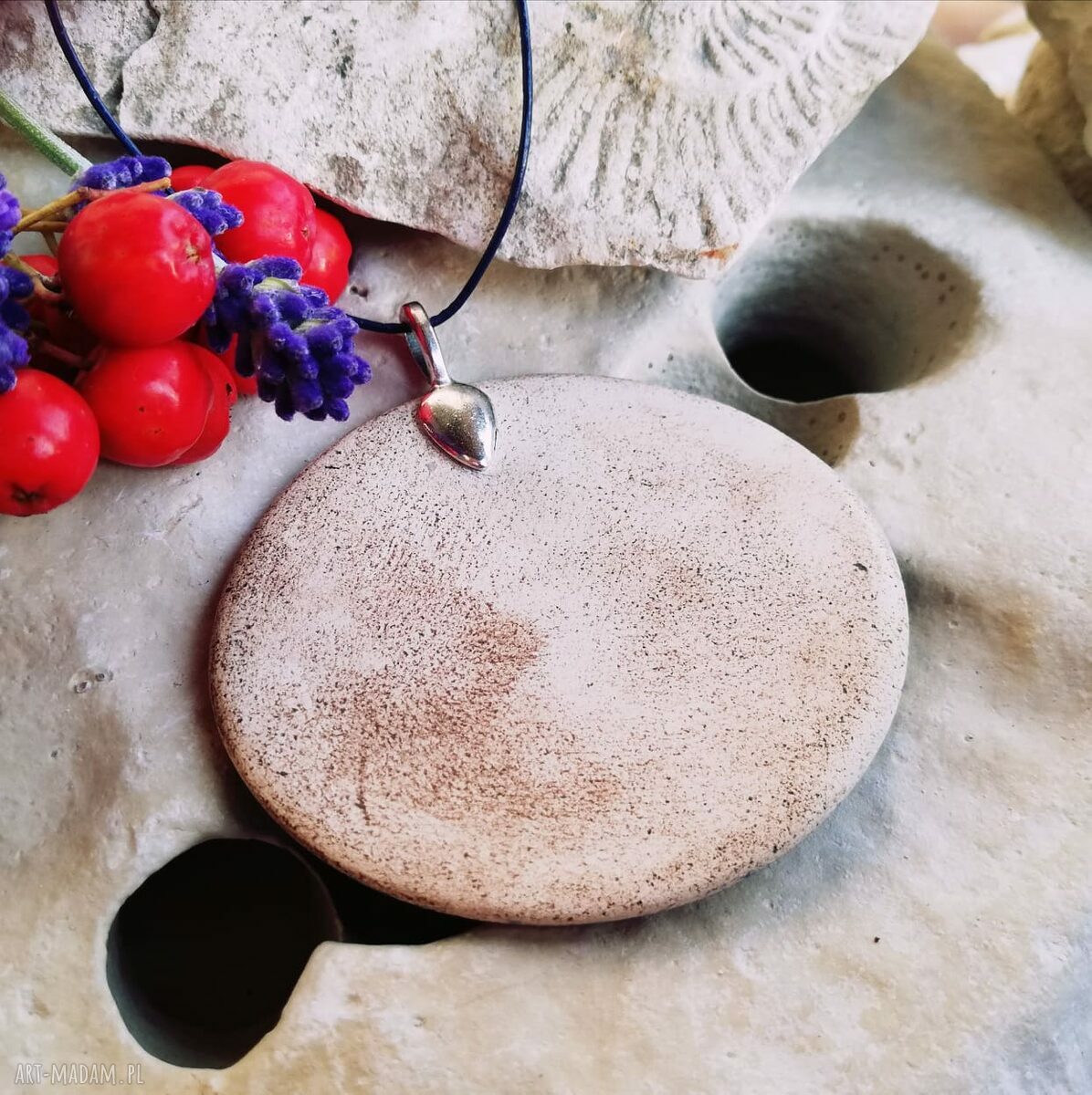 Długi naszyjnik z kobaltowym ceramicznym wisiorem - mandala na rzemieniu