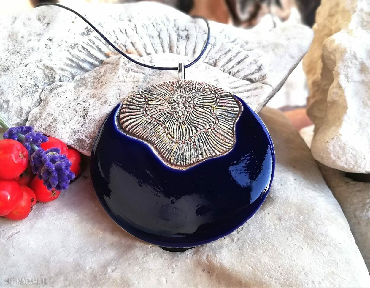 Długi naszyjnik z kobaltowym ceramicznym wisiorem - mandala na rzemieniu