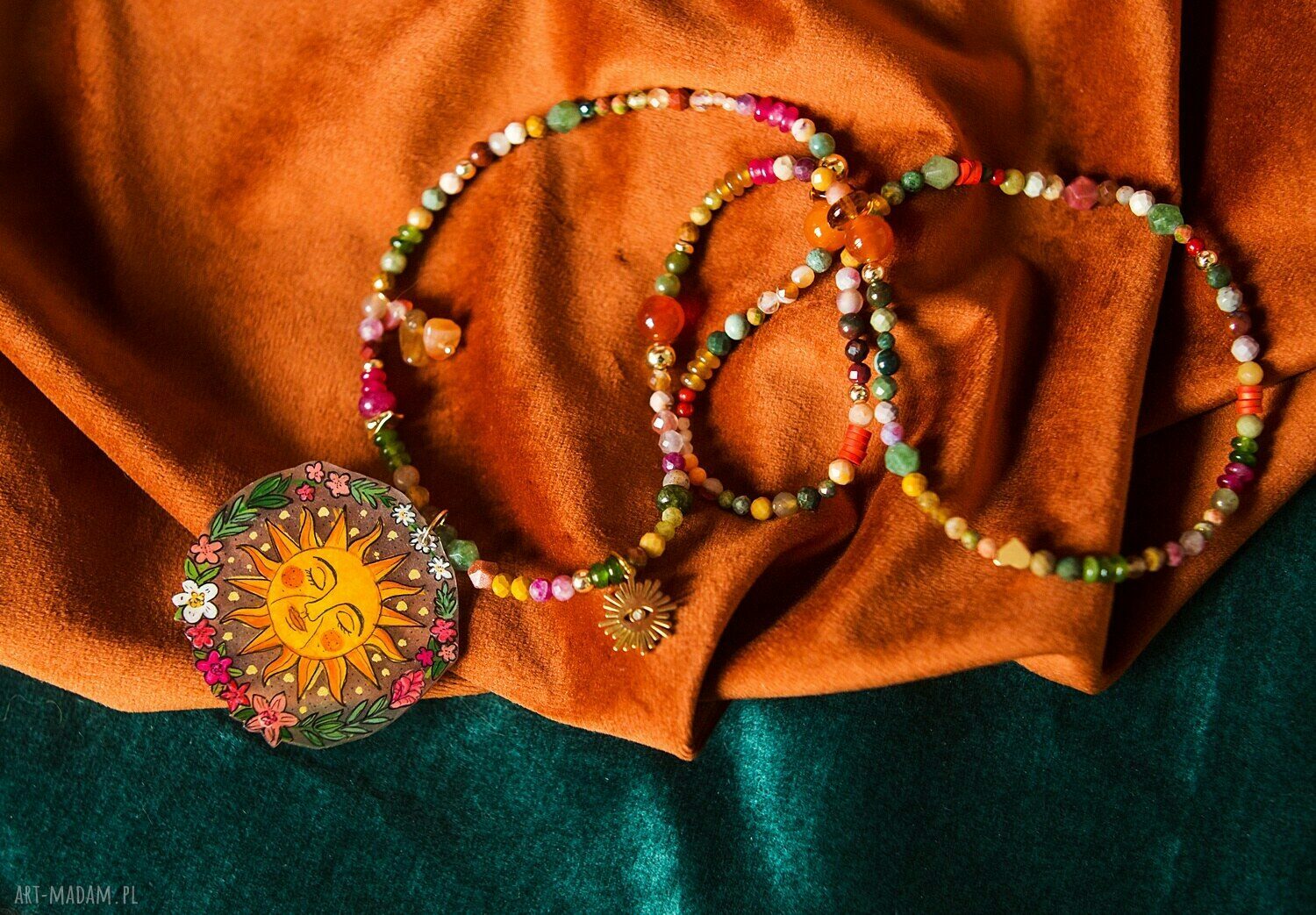 Długi naszyjnik z kamieniami i Słońcem dla romantyczek - astrologia w medalionie
