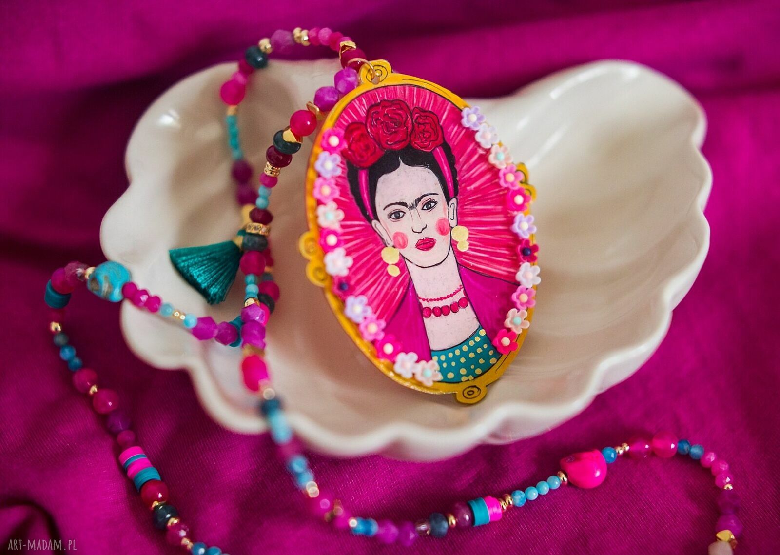Długi naszyjnik z kamieni z dużym wisiorem Frida Khalo