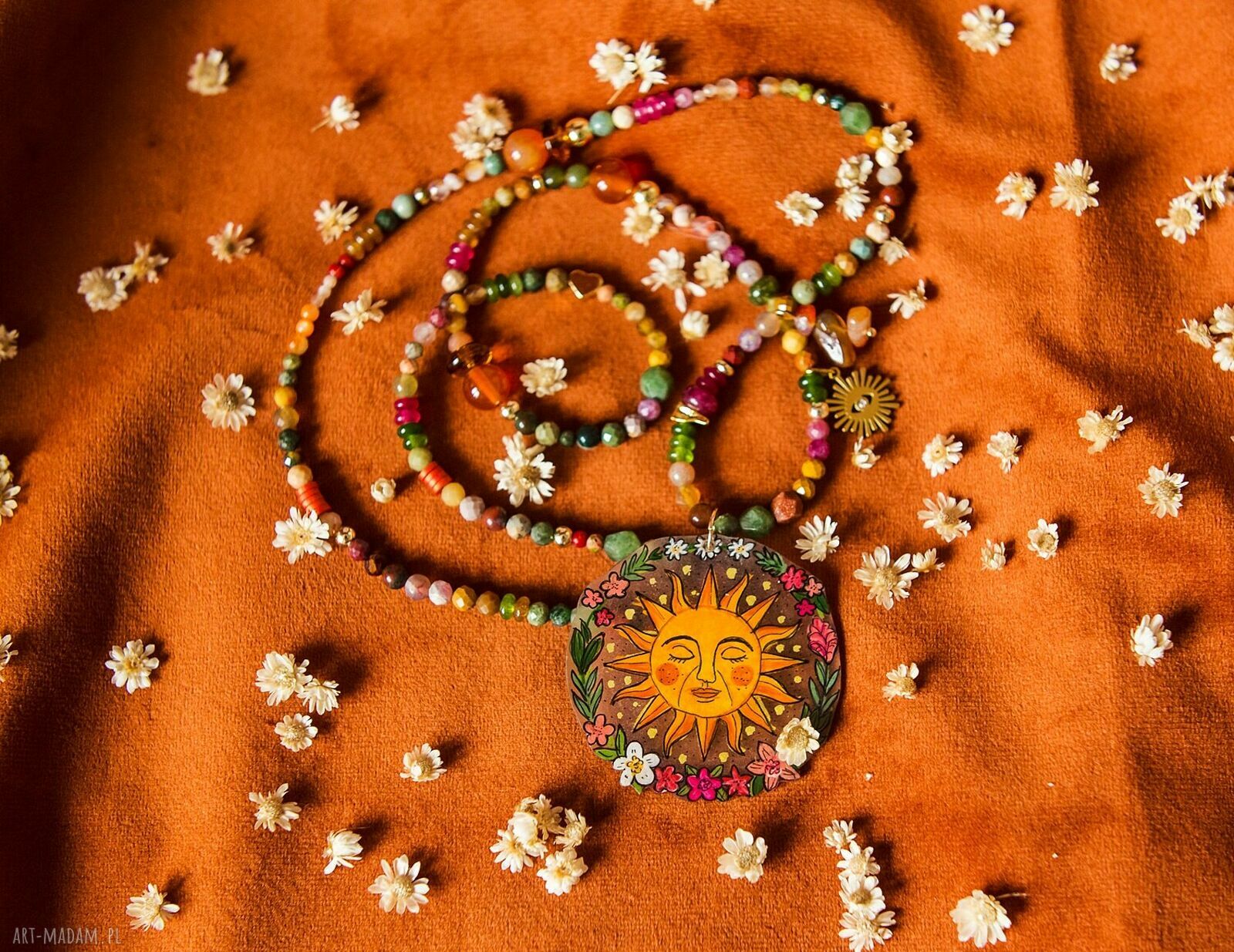 Długi naszyjnik z kamieniami i Słońcem dla romantyczek - astrologia w medalionie
