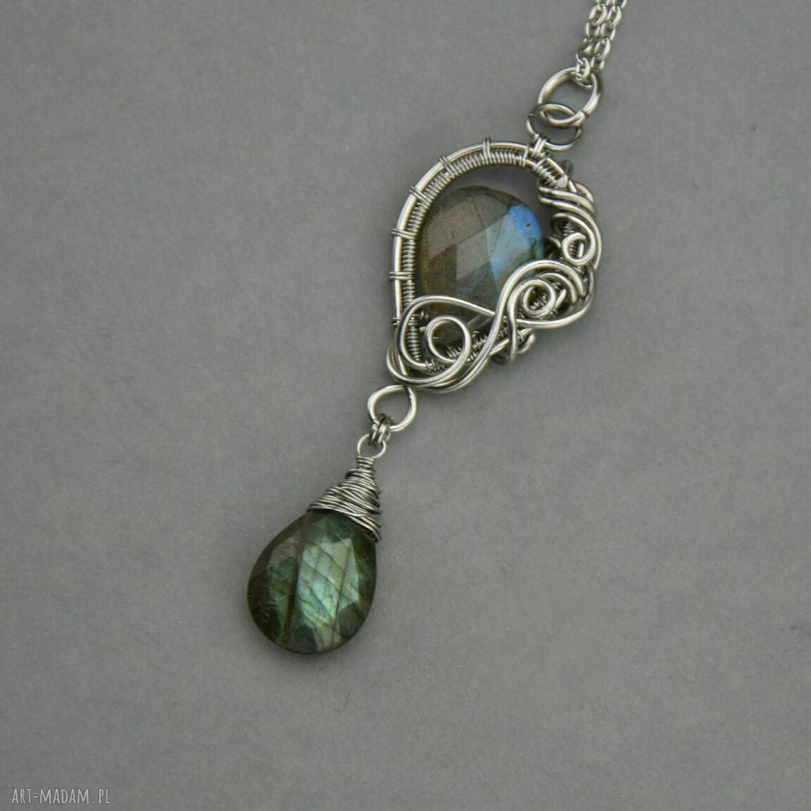 Długi wisiorek z kolorowymi labradorytami - wire wrapping ze stali chirurgicznej